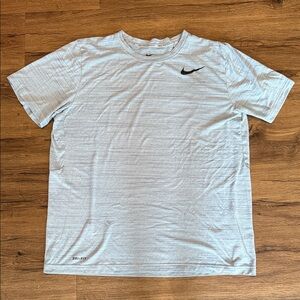 Nike Men's Light Gray Short Sleeve Tee